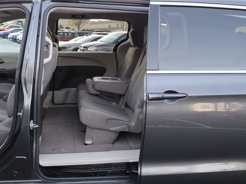 Used 2017 Chrysler Pacifica Touring w/ Tire & Wheel Group image 25