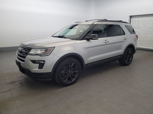 Used 2018 Ford Explorer XLT w/ Equipment Group 202A AWD/4WD image 2