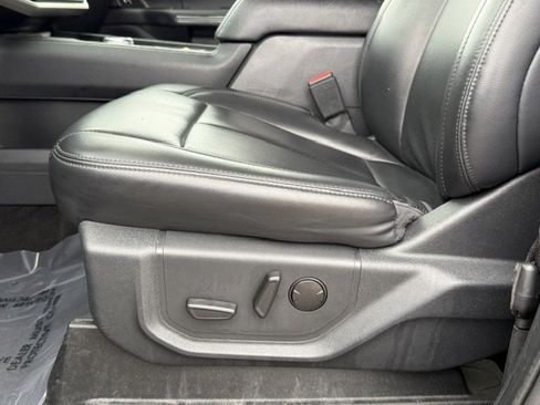 Used 2024 Ford Expedition XLT RWD image 12