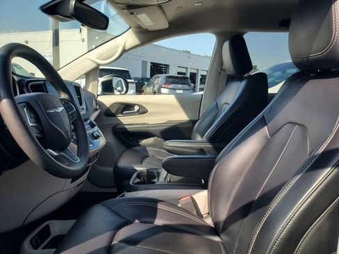 Used 2023 Chrysler Pacifica Touring-L FWD image 6