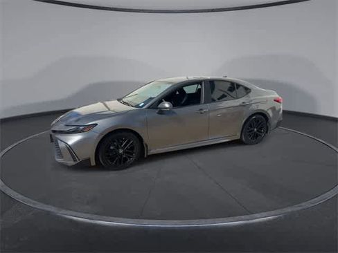 Used 2025 Toyota Camry SE image 4