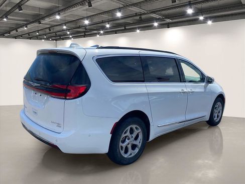 Used 2022 Chrysler Pacifica Limited AWD/4WD image 7