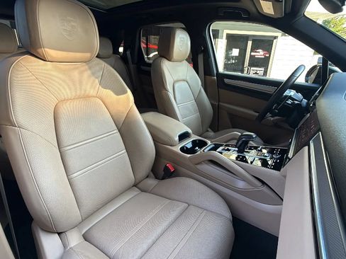 Used 2023 Porsche Cayenne Platinum Edition AWD/4WD image 28