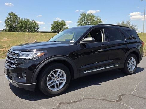Used 2025 Ford Explorer Active RWD image 3