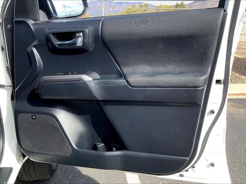 Used 2019 Toyota Tacoma TRD Off-Road w/ TRD Premium Off Road Package image 19