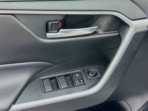 Used 2020 Toyota RAV4 XLE image 17