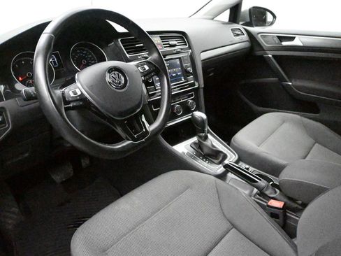 Used 2018 Volkswagen Golf S image 2