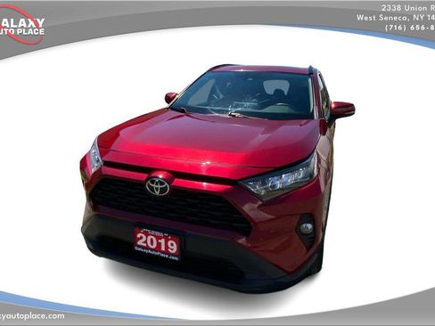 Used 2019 Toyota RAV4 XLE AWD/4WD image 2