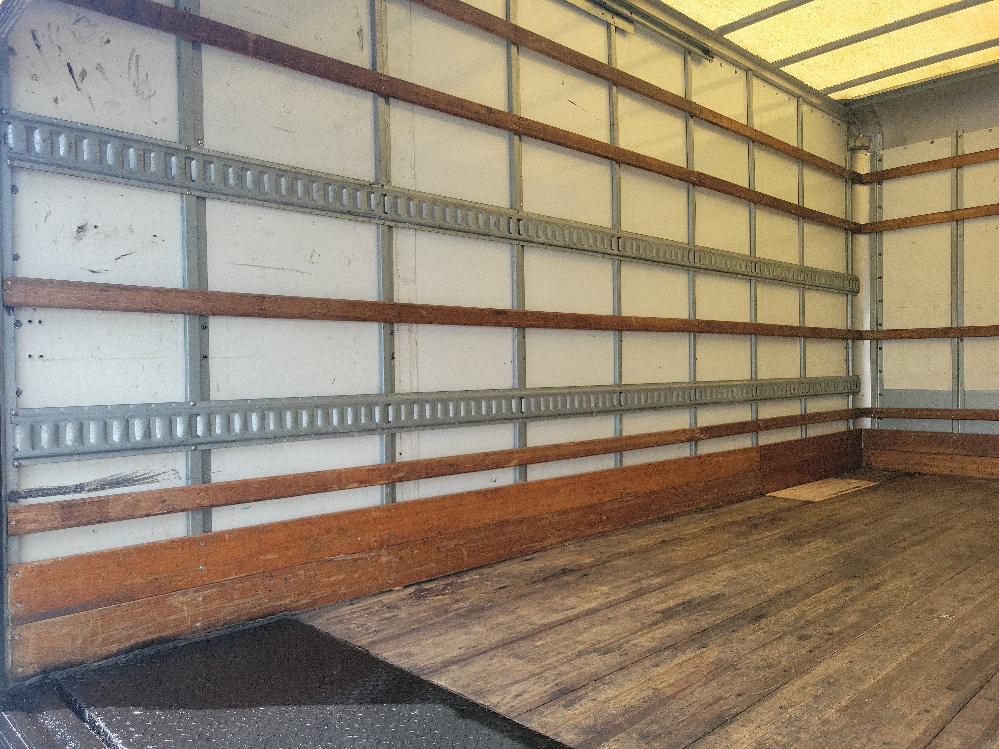 Used 2018 Isuzu NPR RWD image 17