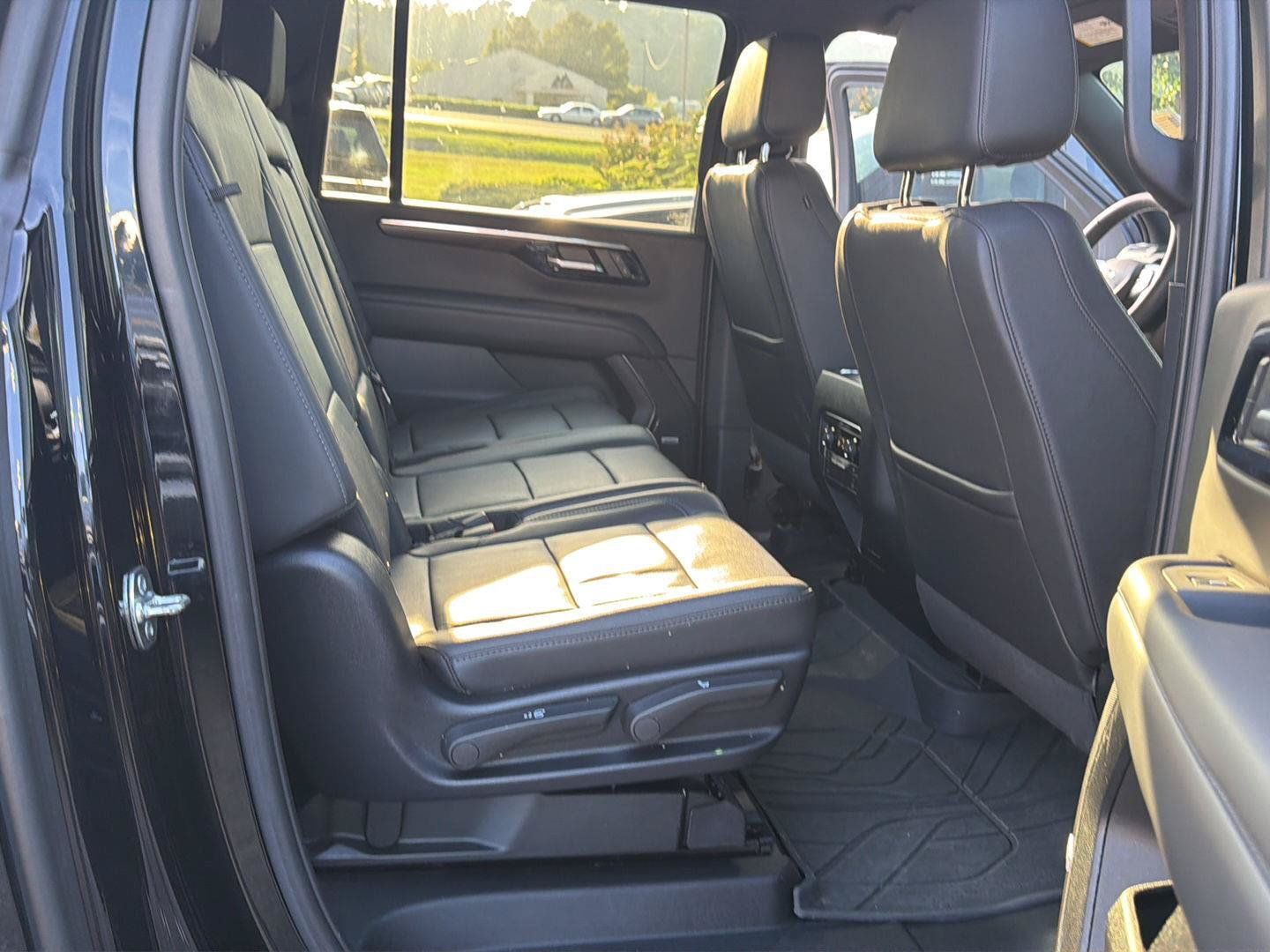 Used 2025 Chevrolet Suburban LT w/ Comfort Package RWD image 18