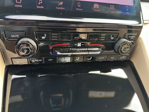 Used 2025 Jeep Grand Cherokee Limited RWD image 18
