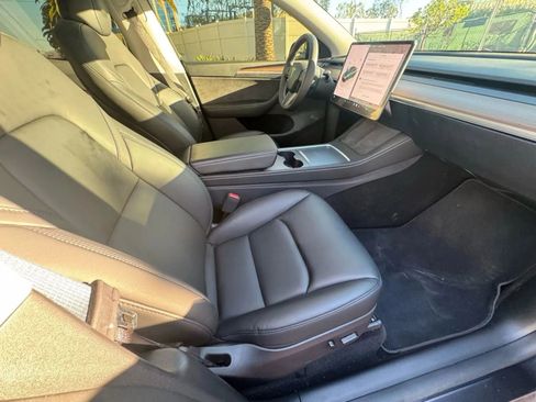 Used 2024 Tesla Model Y Long Range RWD image 12