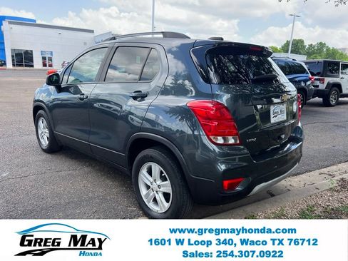 Used 2021 Chevrolet Trax LT w/ Premium Seat Package FWD image 5
