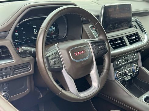 Used 2024 GMC Yukon XL SLT AWD/4WD image 19
