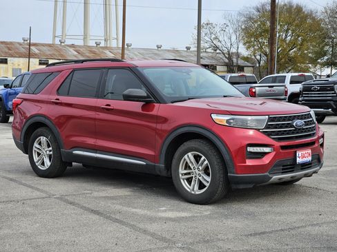Used 2020 Ford Explorer XLT w/ Equipment Group 202A image 3