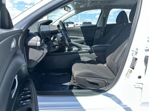 Used 2025 Hyundai Elantra SEL image 22