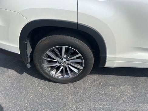 Used 2017 Toyota Highlander XLE w/ Carpet Mat Package image 13