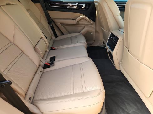 Used 2022 Porsche Cayenne AWD/4WD image 27