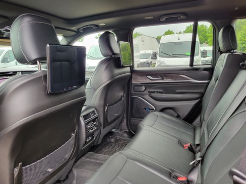 Used 2023 Jeep Grand Cherokee Overland w/ Rear Seat Video Group I AWD/4WD image 18