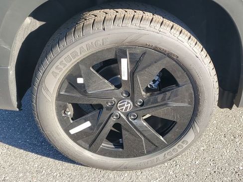 New 2026 Volkswagen Taos SE FWD image 5