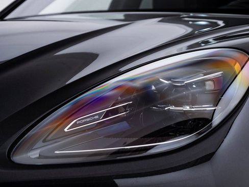 Certified 2025 Porsche Macan image 7