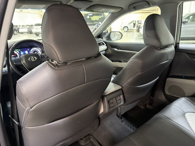 Used 2018 Toyota Camry XLE FWD image 19