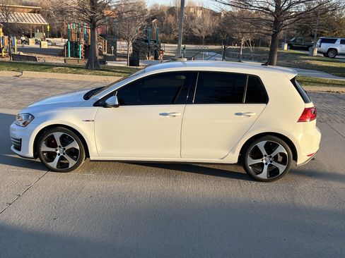 Used 2017 Volkswagen Golf S image 7