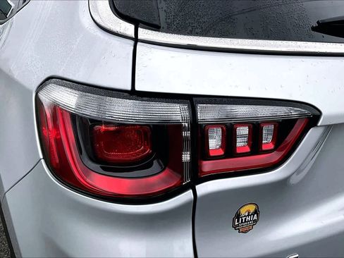 Used 2024 Jeep Compass Latitude image 32