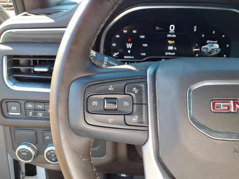 Used 2023 GMC Yukon XL SLT w/ SLT Premium Package image 11