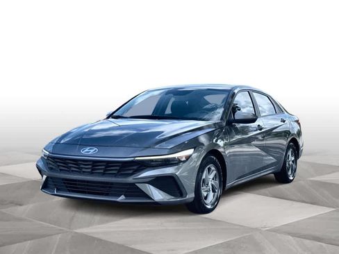 Used 2024 Hyundai Elantra SE FWD image 4