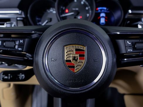 Used 2025 Porsche Macan image 23