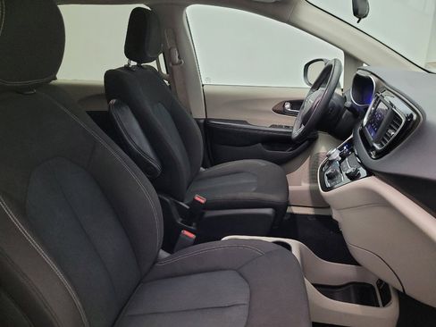 Used 2022 Chrysler Voyager LX FWD image 21