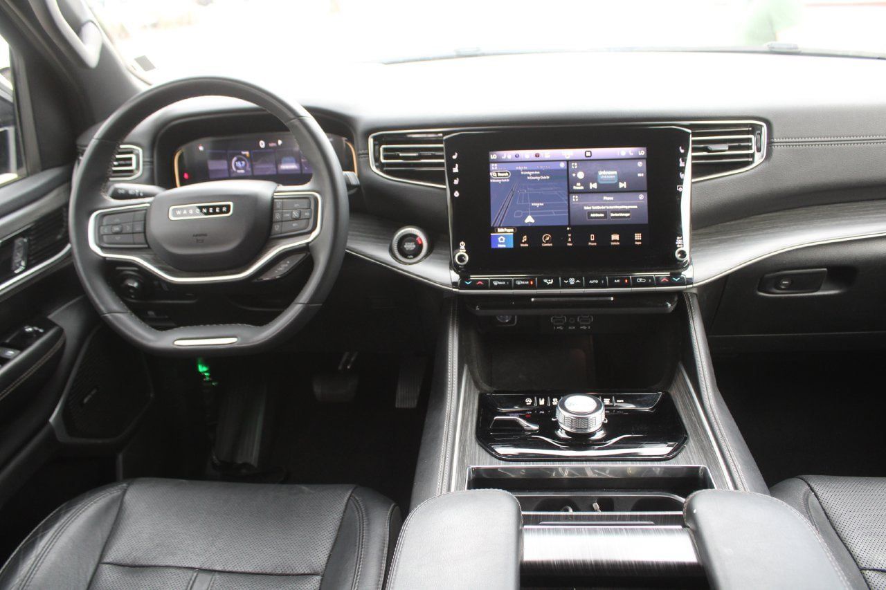 Used 2023 Jeep Wagoneer L Series II AWD/4WD image 14
