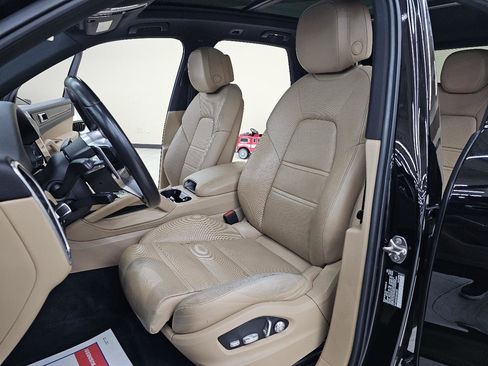 Used 2020 Porsche Cayenne image 18