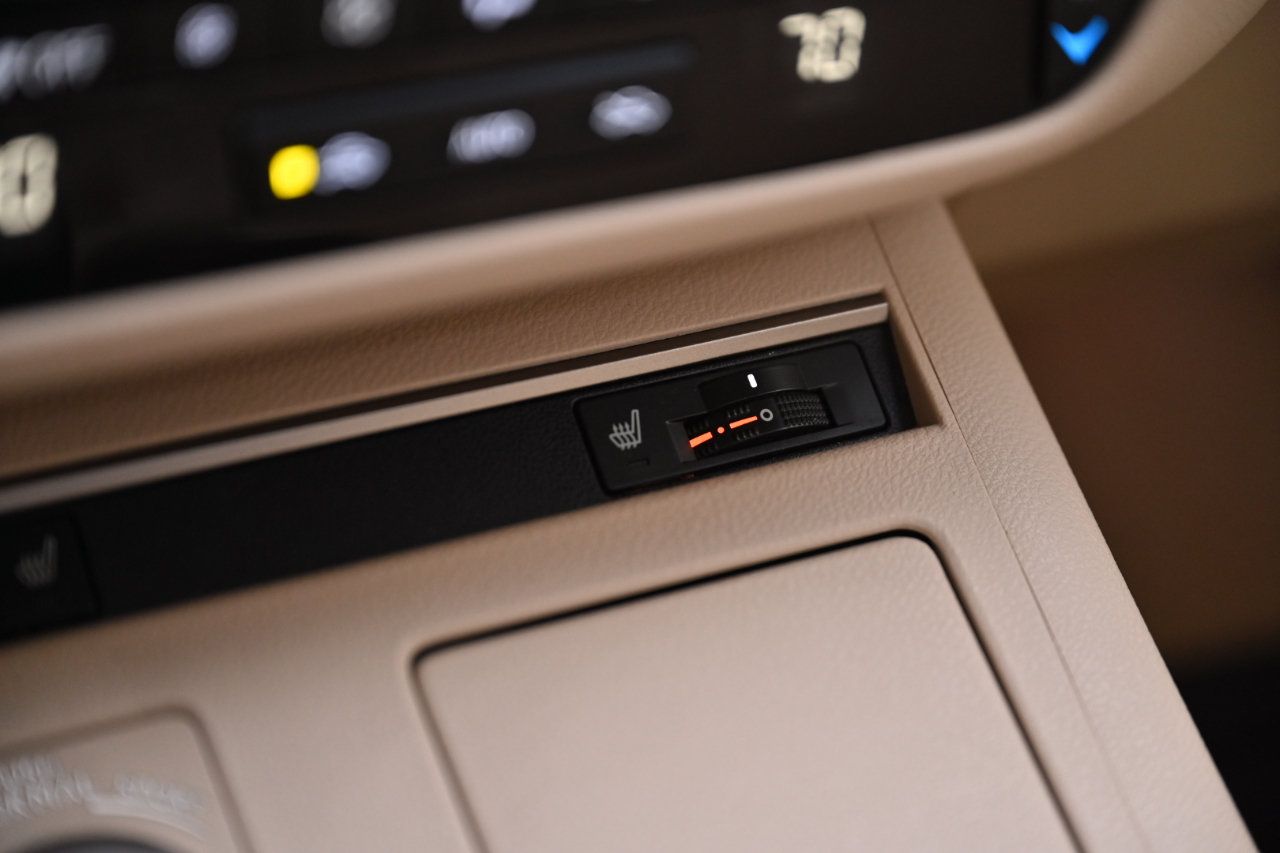 Used 2013 Lexus ES 300h w/ Premium Pkg FWD image 23