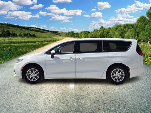 Certified 2023 Chrysler Pacifica Touring-L image 3