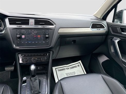 Used 2021 Volkswagen Tiguan SE w/ Panoramic Sunroof Package image 24