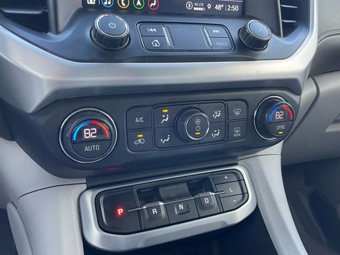 Used 2021 GMC Acadia SLT w/ Premium Package image 11