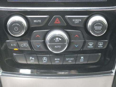 Used 2022 Jeep Grand Cherokee Laredo X AWD/4WD image 21