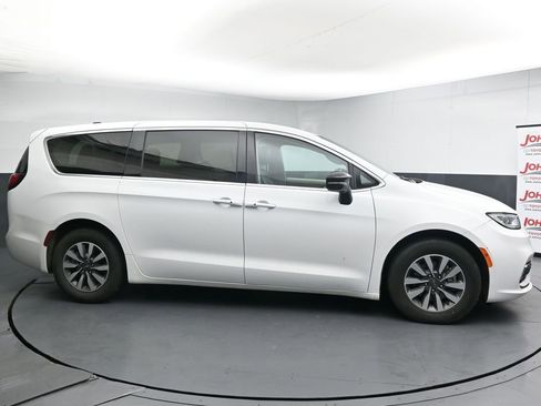 Used 2024 Chrysler Pacifica Limited FWD image 9
