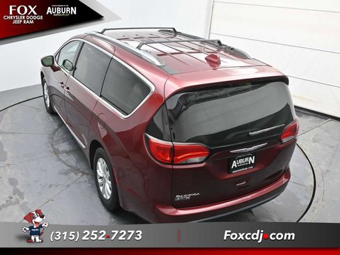 Used 2018 Chrysler Pacifica Touring-L image 28