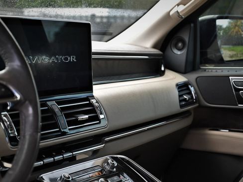 Used 2022 Lincoln Navigator Reserve image 12