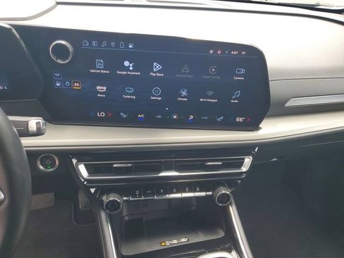 Used 2025 Chevrolet Traverse LT FWD image 23
