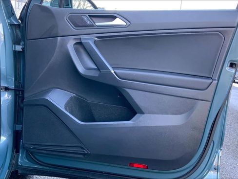 Used 2020 Volkswagen Tiguan SE w/ Panoramic Sunroof Package image 23