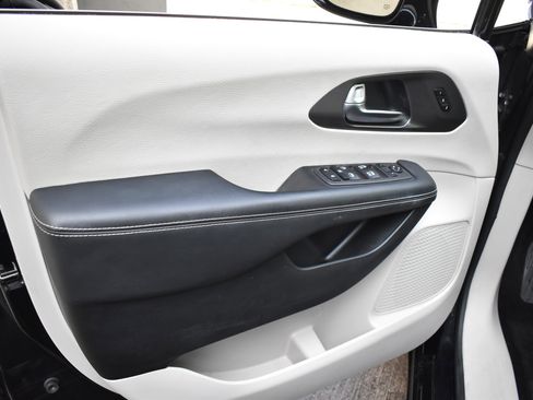 Used 2024 Chrysler Pacifica Touring-L FWD image 20