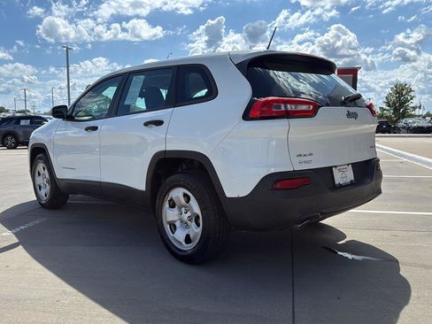 Used 2016 Jeep Cherokee Sport image 10