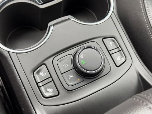 Used 2024 GMC Terrain SLT image 23