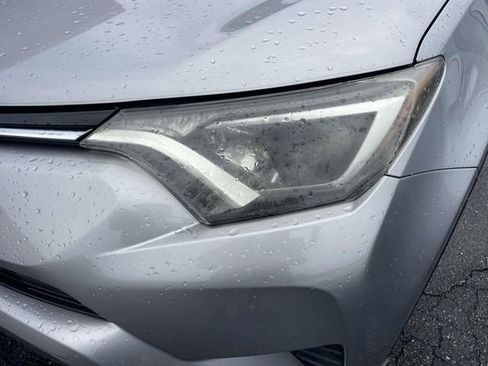 Used 2018 Toyota RAV4 LE FWD image 5