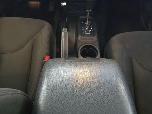 Used 2018 Jeep Wrangler Unlimited Sport S AWD/4WD image 12