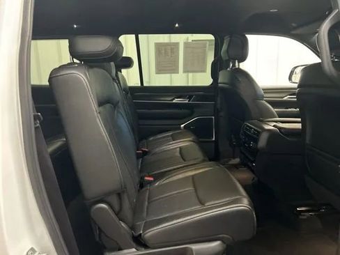 Used 2023 Jeep Wagoneer Series II AWD/4WD image 16